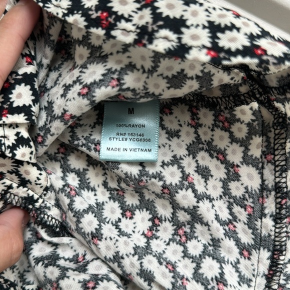 Button floral top. - Picture 3 of 5